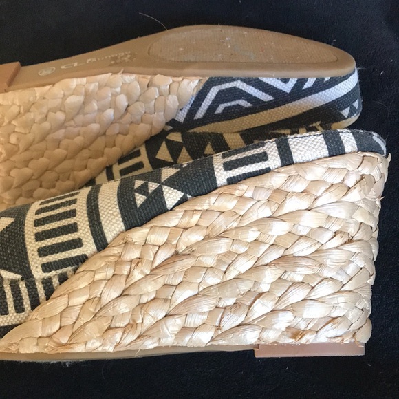 7 1/2 stack heels.C.L. By LAUNDRY rubber soles. Heel stack as an “espadrille”💗 - Picture 5 of 8